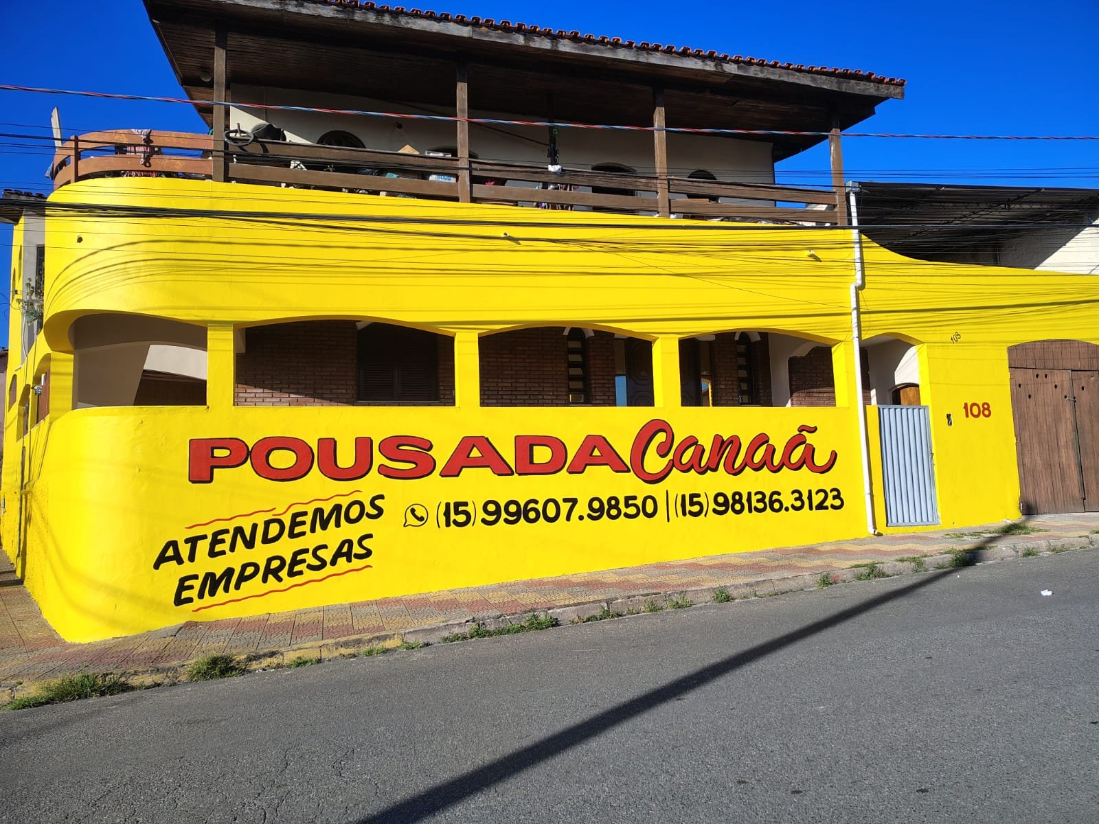 Fachada Amarela Oficial da Pousada Canaã em Salto de Pirapora SP